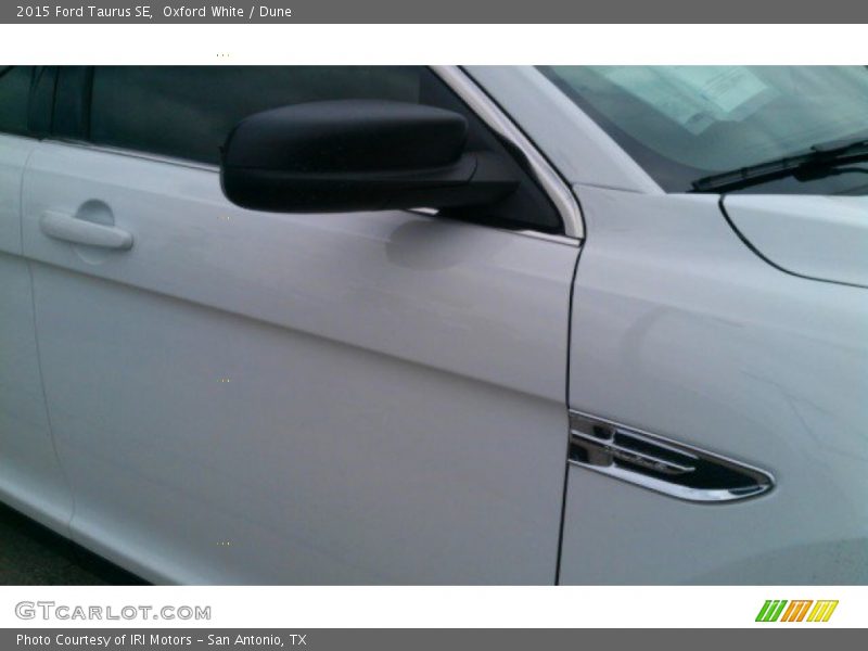 Oxford White / Dune 2015 Ford Taurus SE