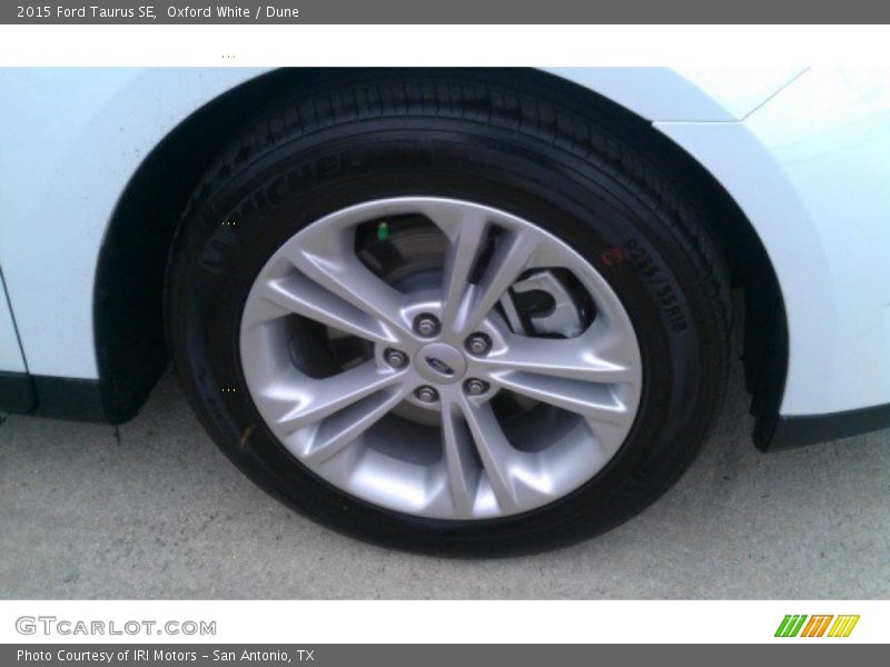 Oxford White / Dune 2015 Ford Taurus SE