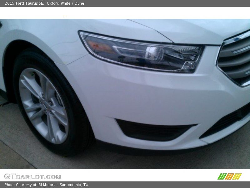 Oxford White / Dune 2015 Ford Taurus SE