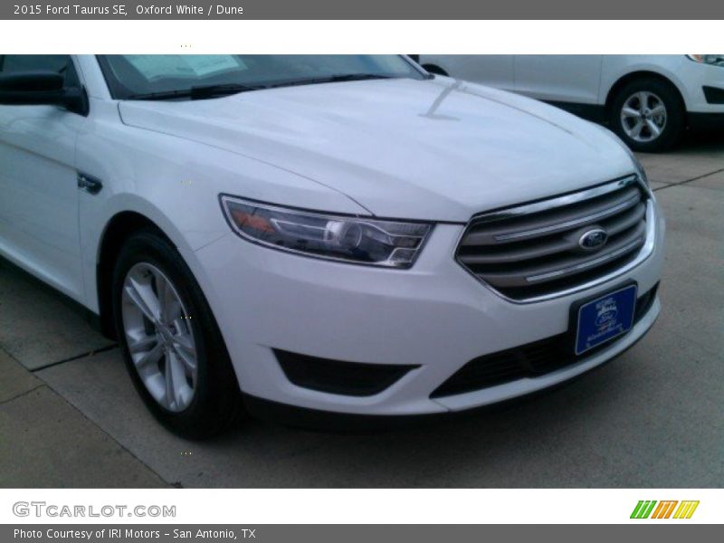 Oxford White / Dune 2015 Ford Taurus SE