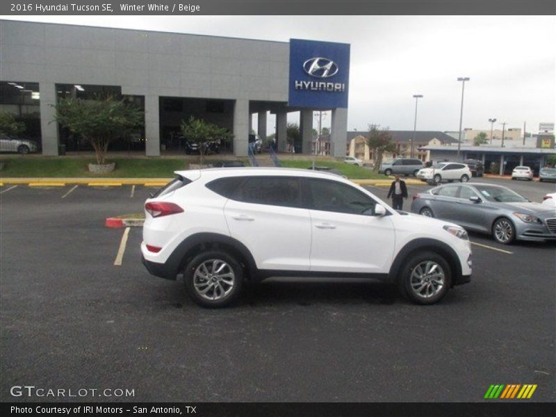 Winter White / Beige 2016 Hyundai Tucson SE