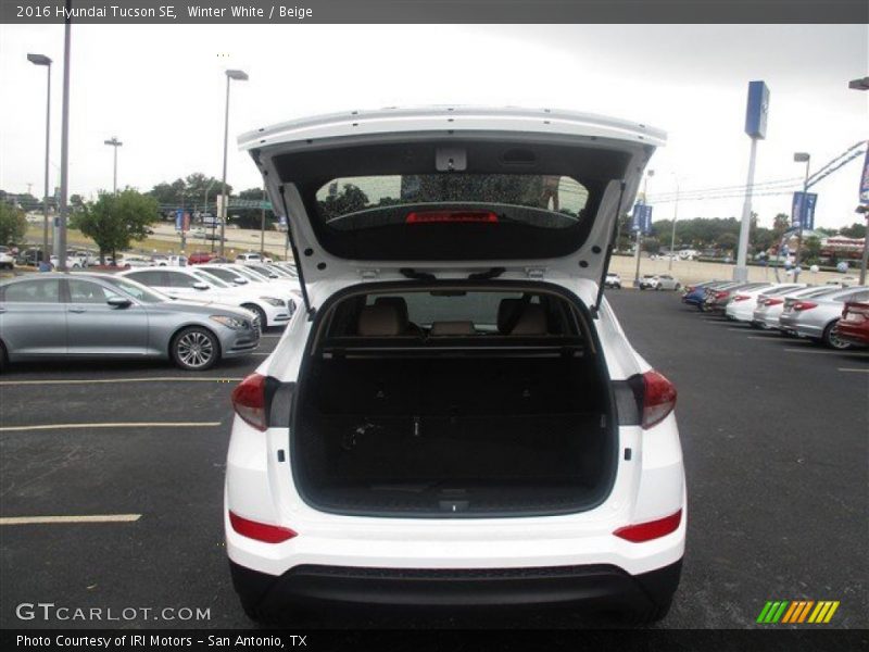Winter White / Beige 2016 Hyundai Tucson SE