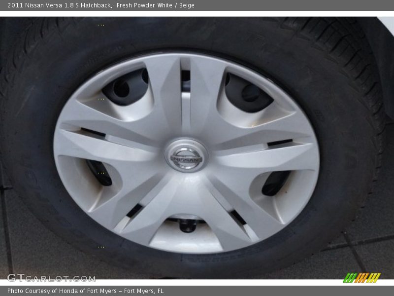 Fresh Powder White / Beige 2011 Nissan Versa 1.8 S Hatchback