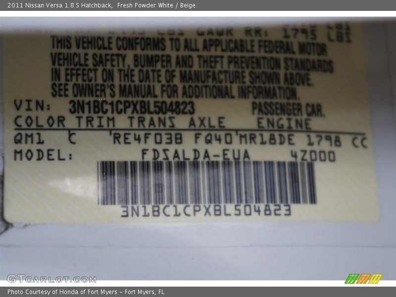 Fresh Powder White / Beige 2011 Nissan Versa 1.8 S Hatchback