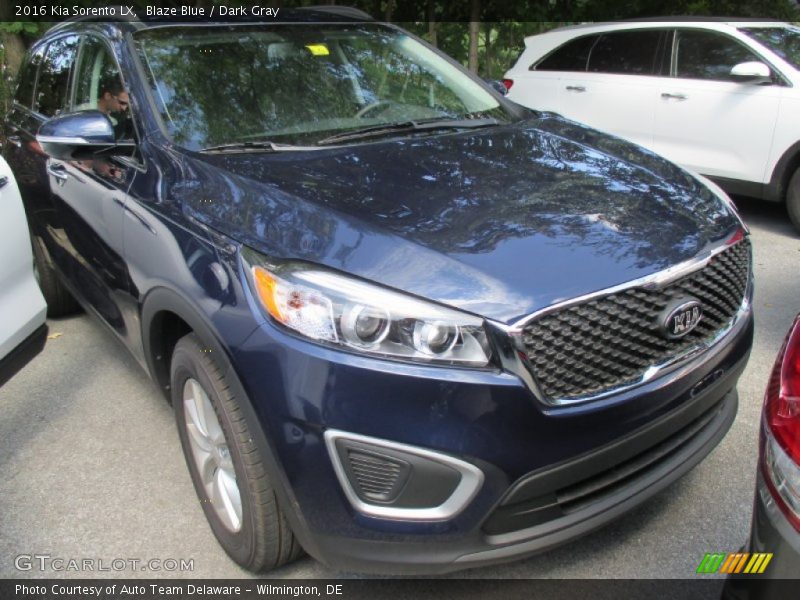 Front 3/4 View of 2016 Sorento LX
