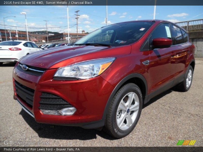 Front 3/4 View of 2016 Escape SE 4WD