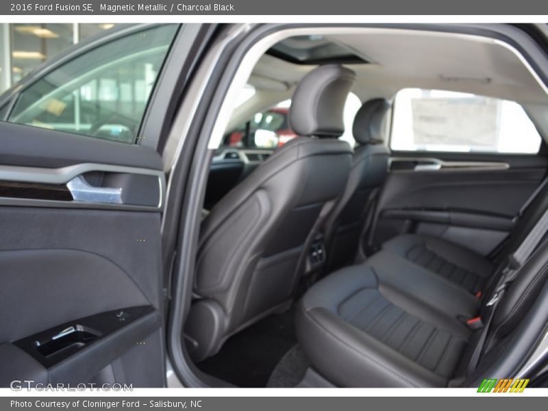 Magnetic Metallic / Charcoal Black 2016 Ford Fusion SE