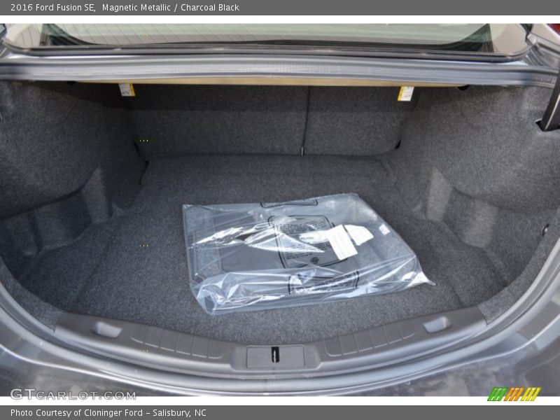 Magnetic Metallic / Charcoal Black 2016 Ford Fusion SE