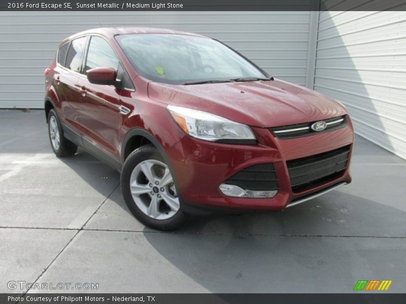 Front 3/4 View of 2016 Escape SE