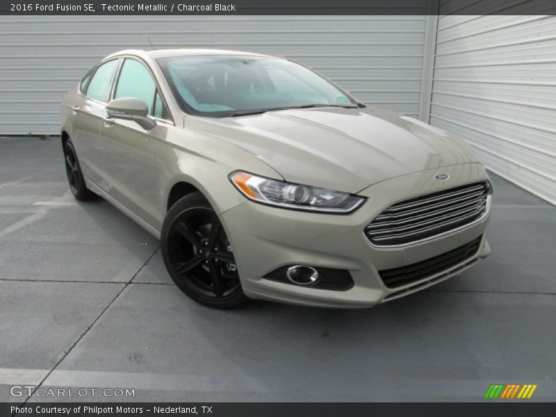 Front 3/4 View of 2016 Fusion SE