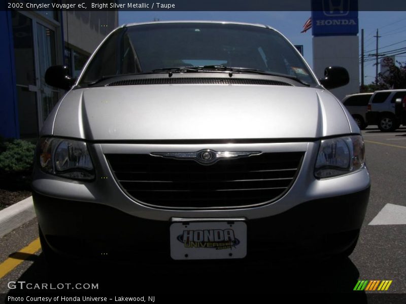Bright Silver Metallic / Taupe 2002 Chrysler Voyager eC