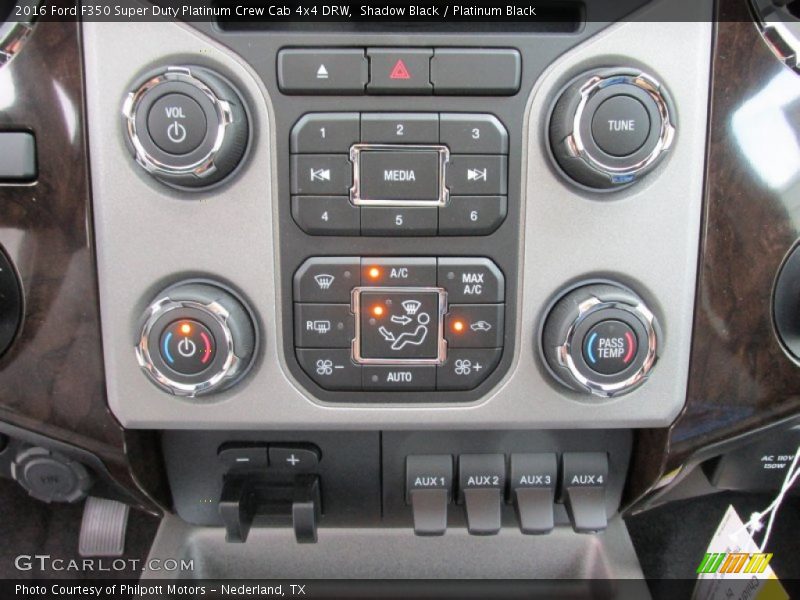 Controls of 2016 F350 Super Duty Platinum Crew Cab 4x4 DRW