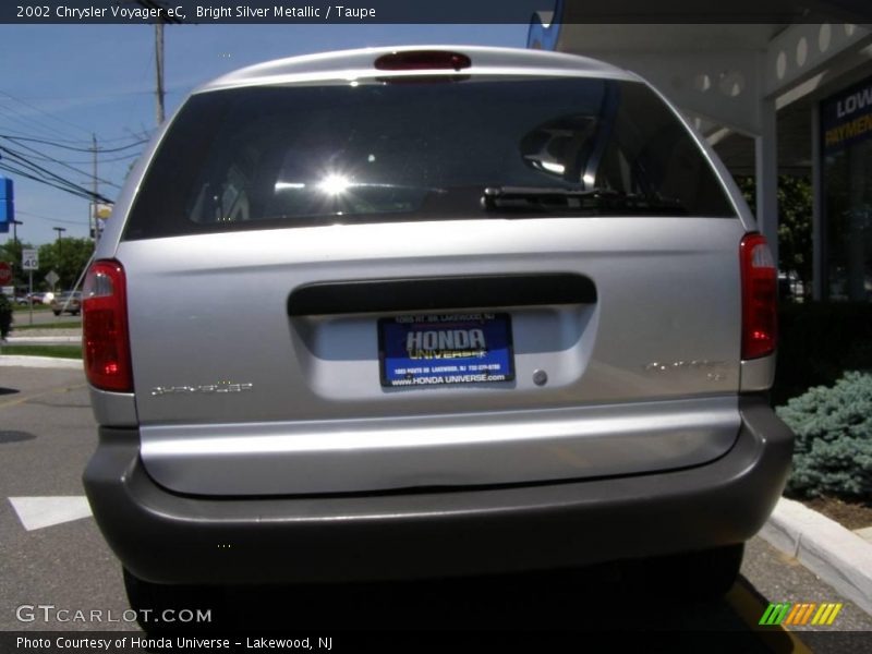 Bright Silver Metallic / Taupe 2002 Chrysler Voyager eC