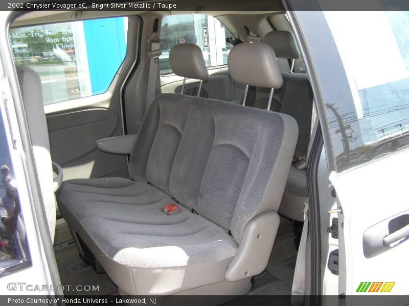Bright Silver Metallic / Taupe 2002 Chrysler Voyager eC