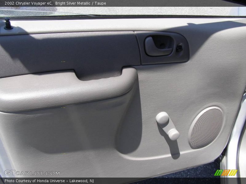 Bright Silver Metallic / Taupe 2002 Chrysler Voyager eC