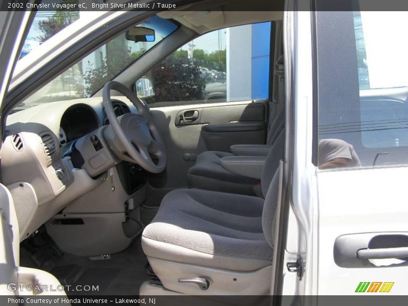 Bright Silver Metallic / Taupe 2002 Chrysler Voyager eC