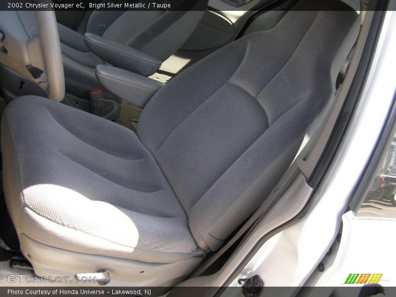 Bright Silver Metallic / Taupe 2002 Chrysler Voyager eC