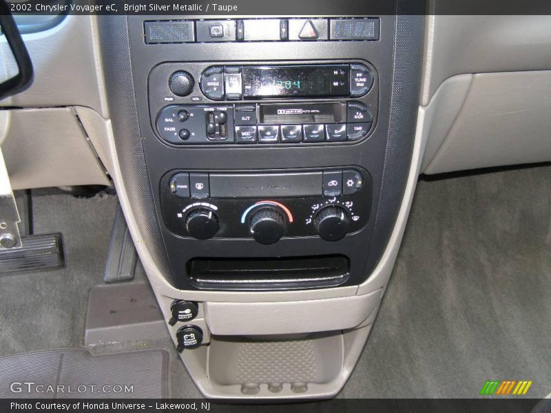 Bright Silver Metallic / Taupe 2002 Chrysler Voyager eC