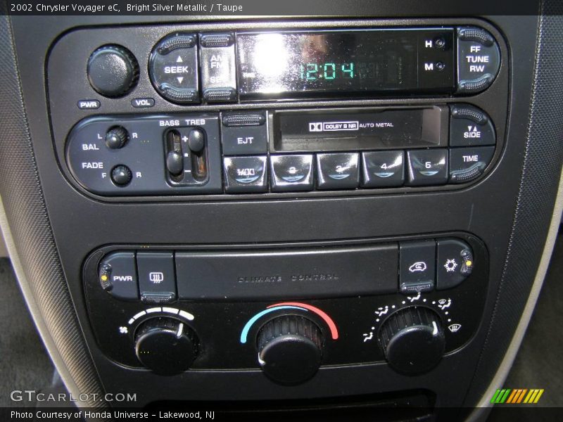 Bright Silver Metallic / Taupe 2002 Chrysler Voyager eC