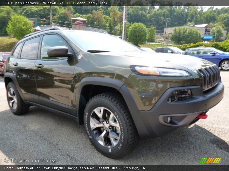 Front 3/4 View of 2016 Cherokee Trailhawk 4x4