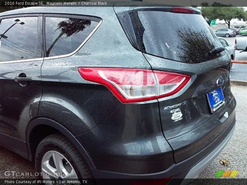 Magnetic Metallic / Charcoal Black 2016 Ford Escape SE