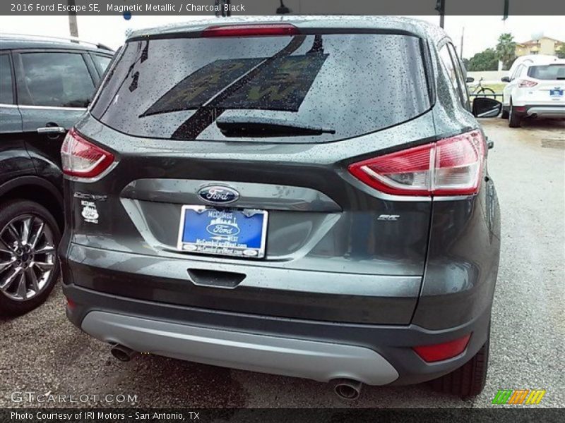 Magnetic Metallic / Charcoal Black 2016 Ford Escape SE