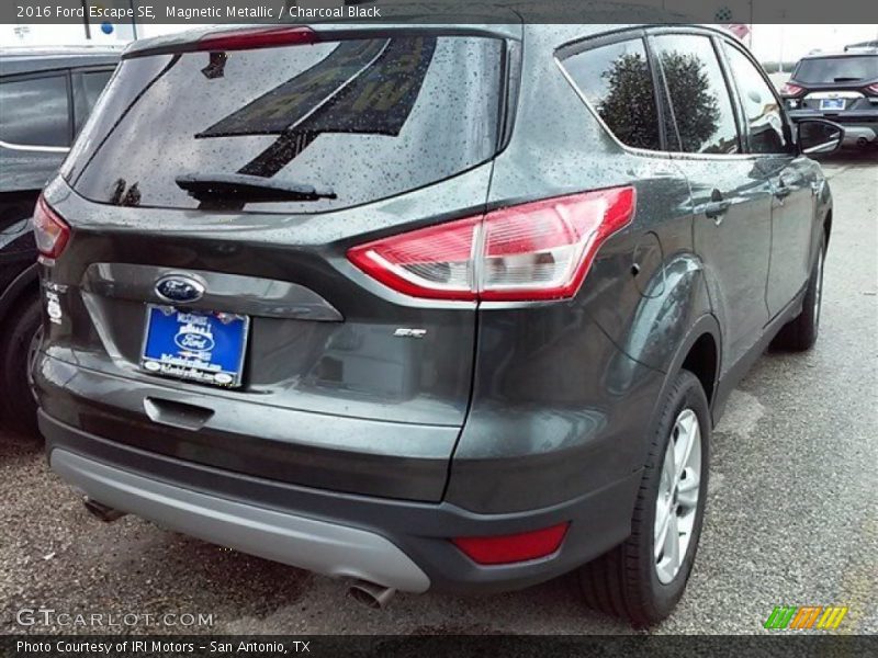 Magnetic Metallic / Charcoal Black 2016 Ford Escape SE