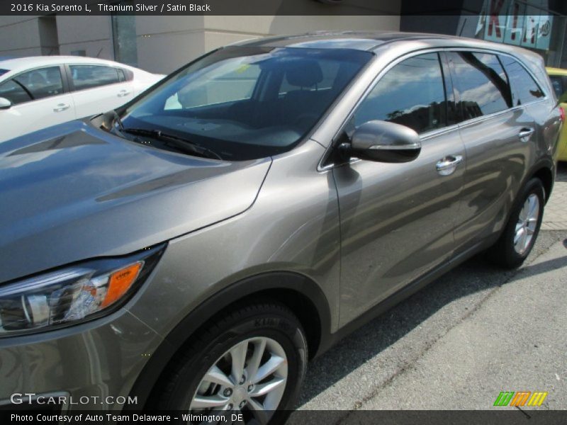 Titanium Silver / Satin Black 2016 Kia Sorento L