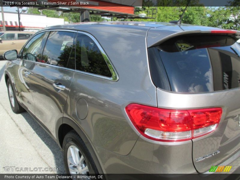 Titanium Silver / Satin Black 2016 Kia Sorento L
