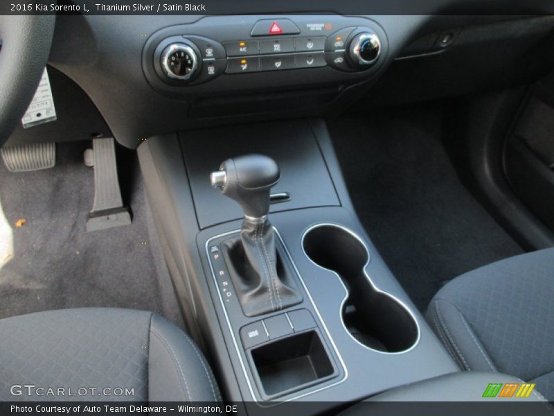 Titanium Silver / Satin Black 2016 Kia Sorento L