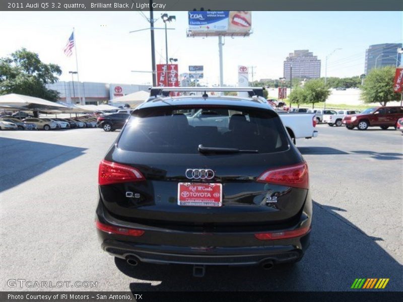 Brilliant Black / Light Gray 2011 Audi Q5 3.2 quattro
