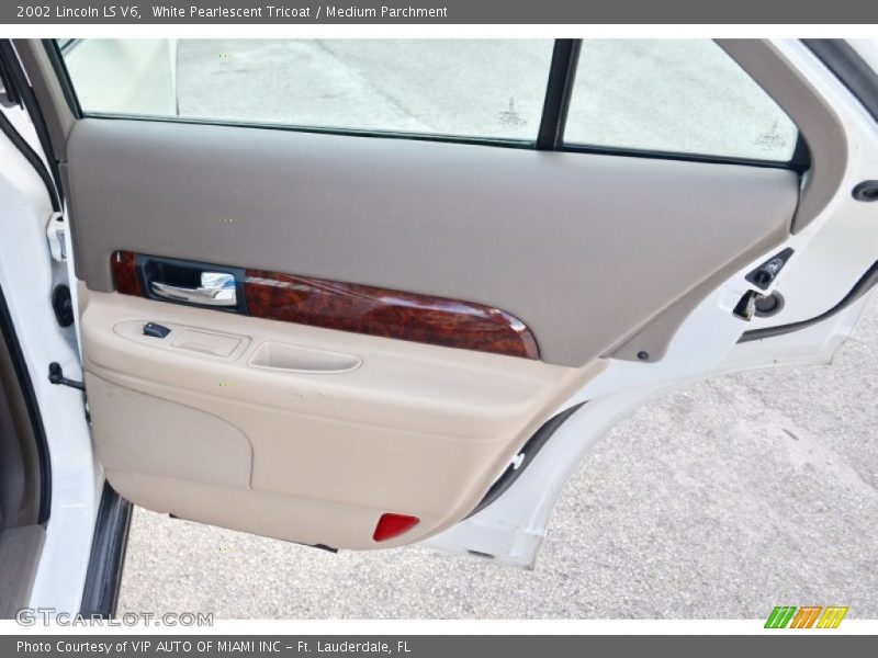 White Pearlescent Tricoat / Medium Parchment 2002 Lincoln LS V6