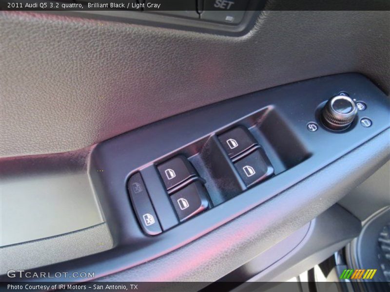 Brilliant Black / Light Gray 2011 Audi Q5 3.2 quattro