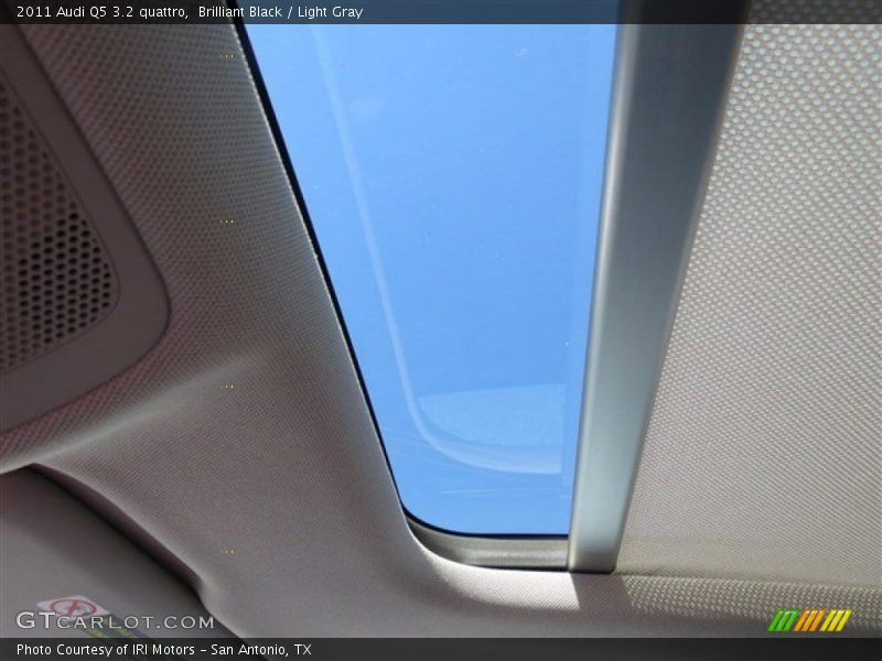 Brilliant Black / Light Gray 2011 Audi Q5 3.2 quattro