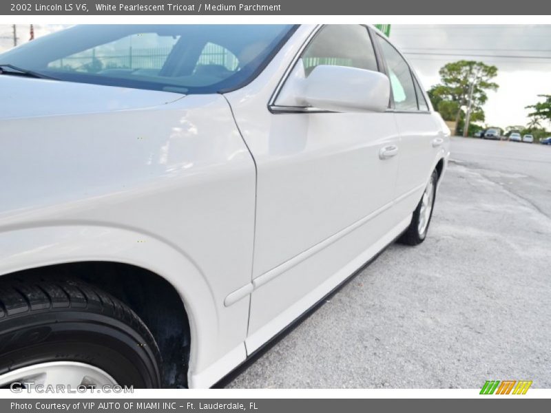 White Pearlescent Tricoat / Medium Parchment 2002 Lincoln LS V6
