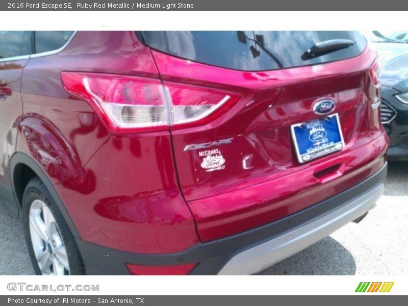 Ruby Red Metallic / Medium Light Stone 2016 Ford Escape SE