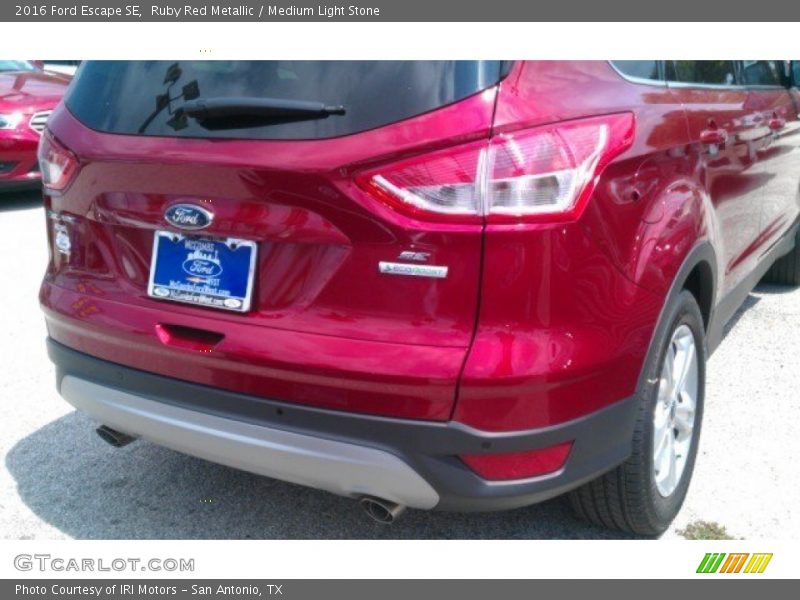 Ruby Red Metallic / Medium Light Stone 2016 Ford Escape SE