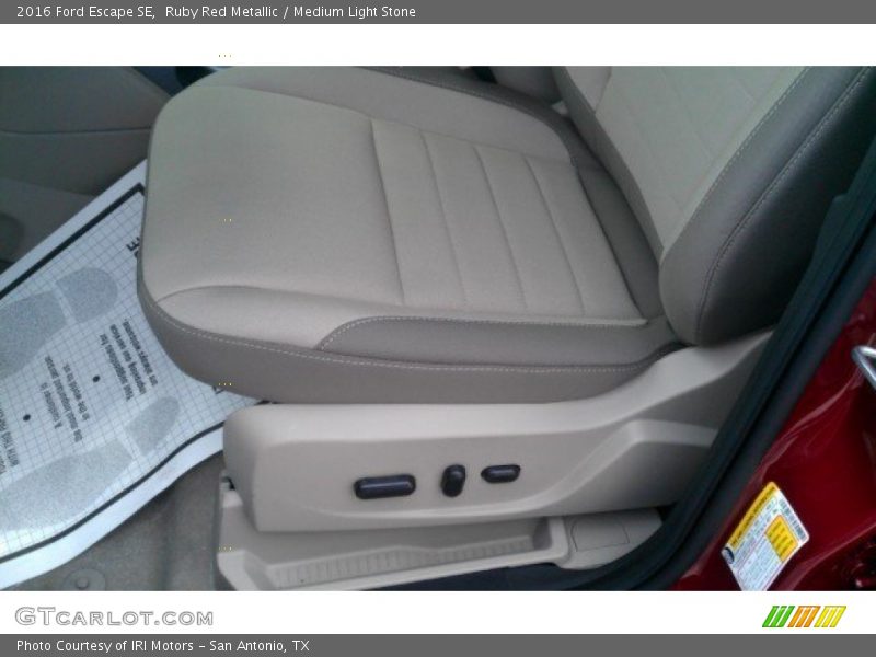 Ruby Red Metallic / Medium Light Stone 2016 Ford Escape SE