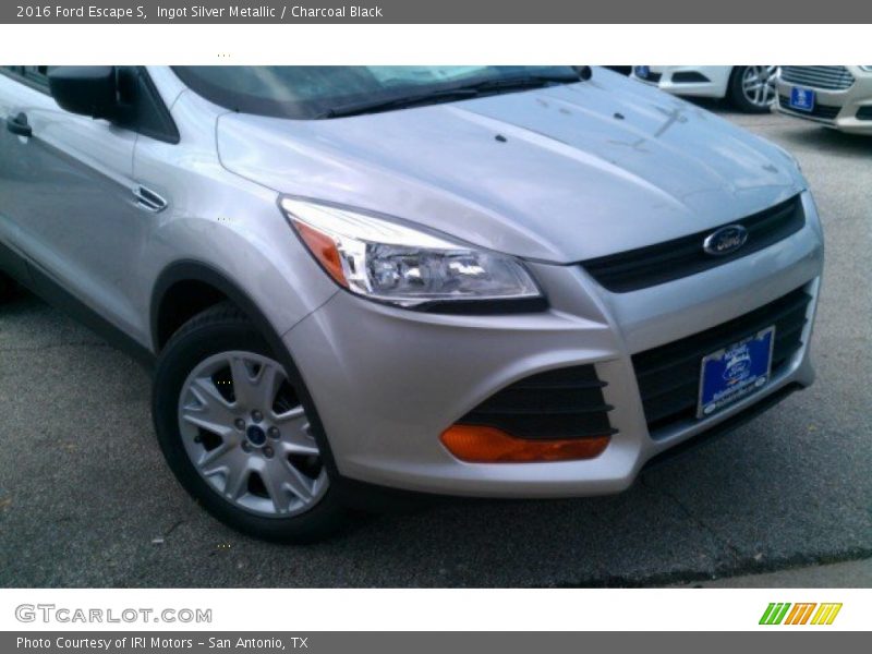 Ingot Silver Metallic / Charcoal Black 2016 Ford Escape S