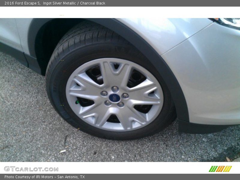 Ingot Silver Metallic / Charcoal Black 2016 Ford Escape S