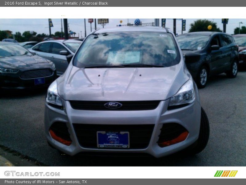 Ingot Silver Metallic / Charcoal Black 2016 Ford Escape S