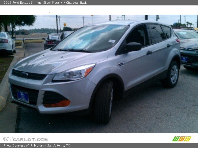 Ingot Silver Metallic / Charcoal Black 2016 Ford Escape S