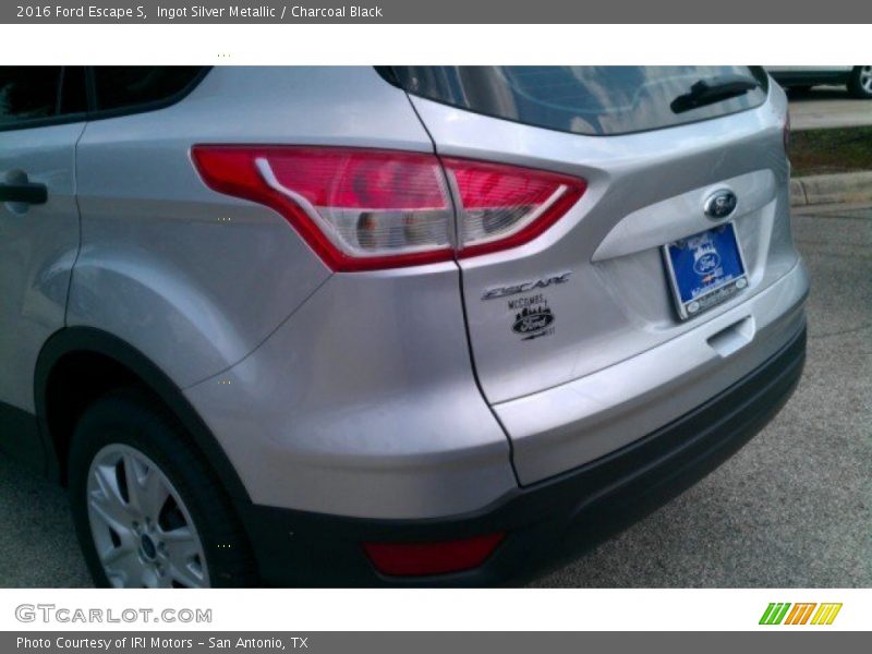 Ingot Silver Metallic / Charcoal Black 2016 Ford Escape S