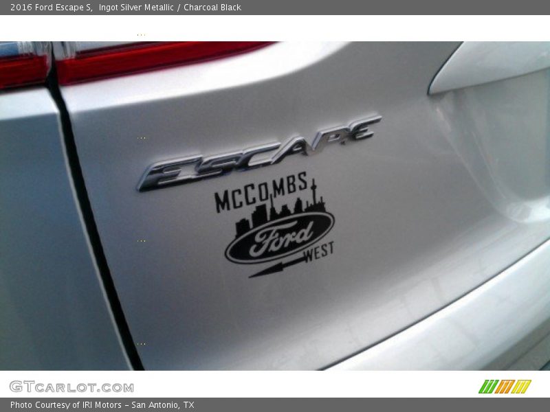Ingot Silver Metallic / Charcoal Black 2016 Ford Escape S