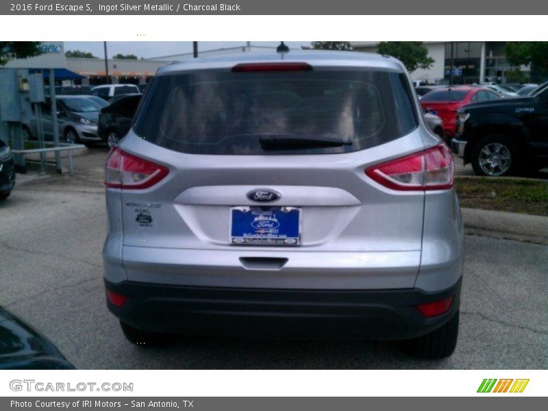 Ingot Silver Metallic / Charcoal Black 2016 Ford Escape S