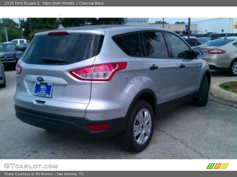 Ingot Silver Metallic / Charcoal Black 2016 Ford Escape S