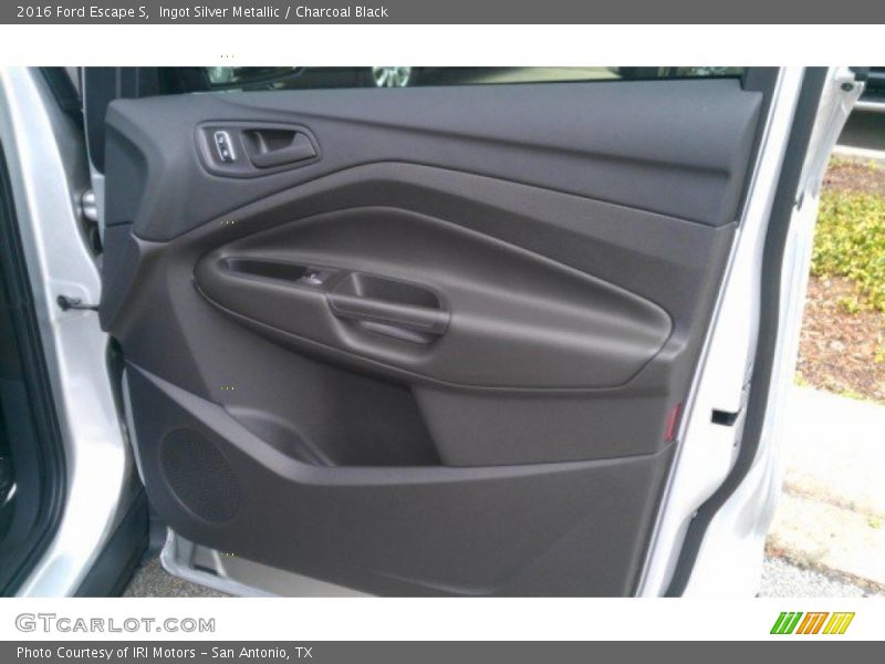 Ingot Silver Metallic / Charcoal Black 2016 Ford Escape S