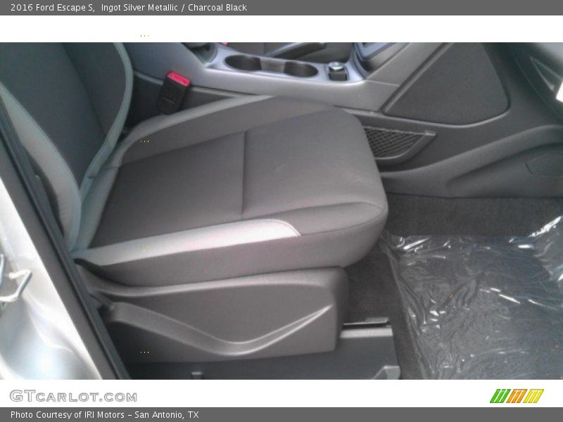 Ingot Silver Metallic / Charcoal Black 2016 Ford Escape S