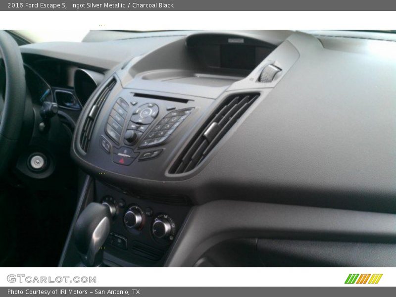 Ingot Silver Metallic / Charcoal Black 2016 Ford Escape S