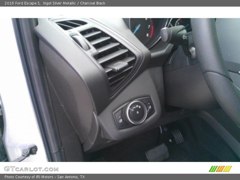 Ingot Silver Metallic / Charcoal Black 2016 Ford Escape S